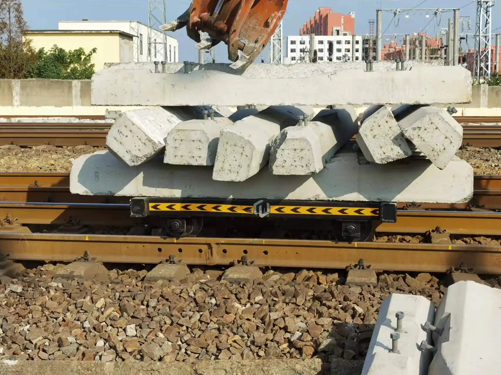 What are the advantages of Q355 and 40Cr materials in the rail track trolley?